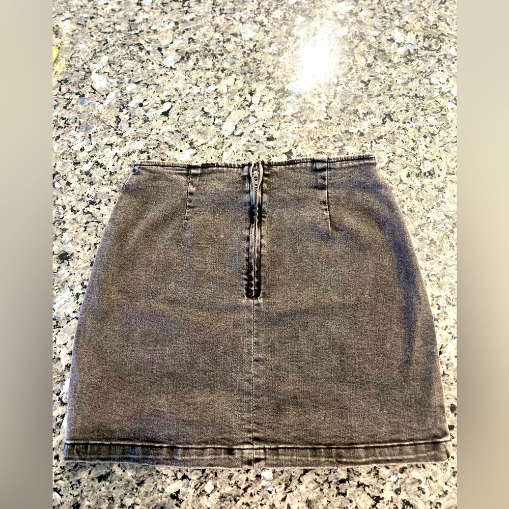 Denim Front Zip Slim Fit Mini Skirt- Black/ size 6
